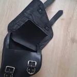 Sacoche Master Leather Deluxe ouverte montrant le rabat intérieur anti-pluie et les sangles de fixation